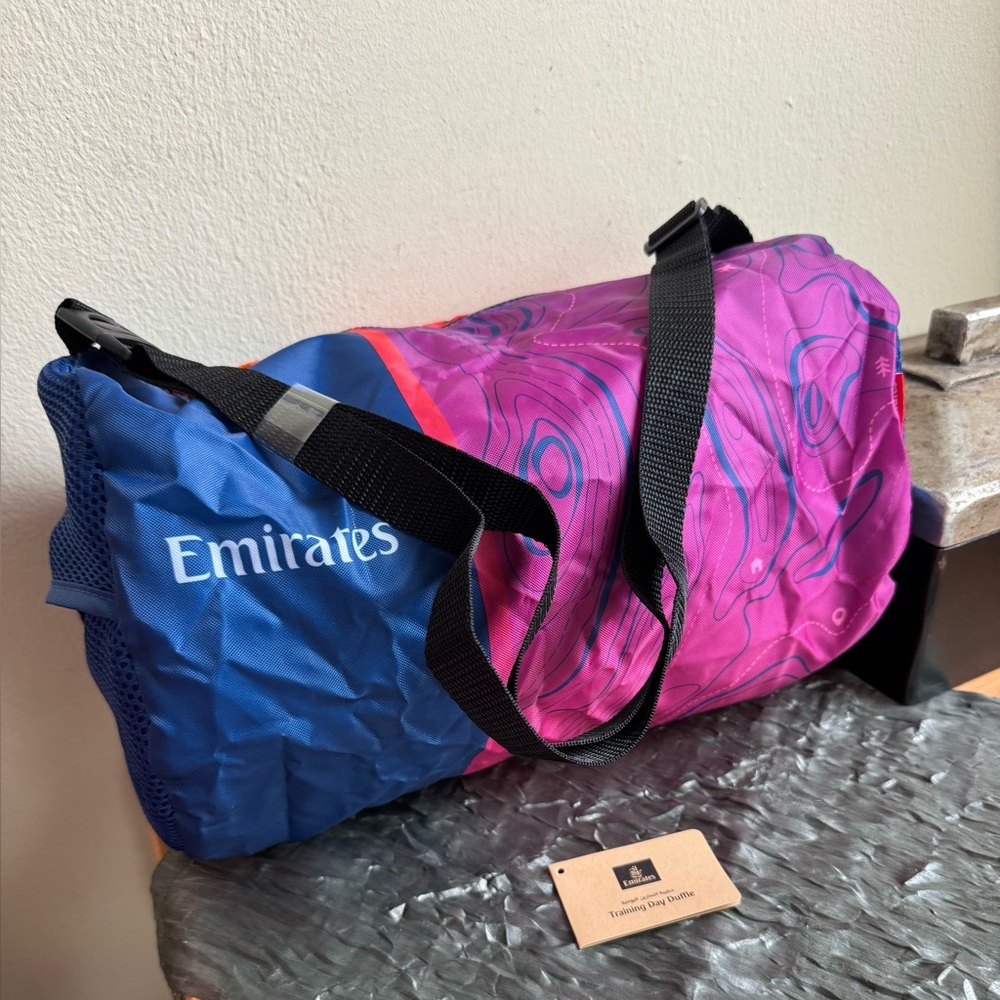EMIRATES TRAVEL GYM DUFFLE SHOULDER BAG NYLON MEDIUM NEW